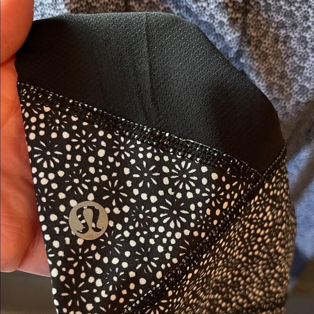 Lululemon - Speckled Black Cropped Active Leggings with Contrast Panels - Picture 3 of 4